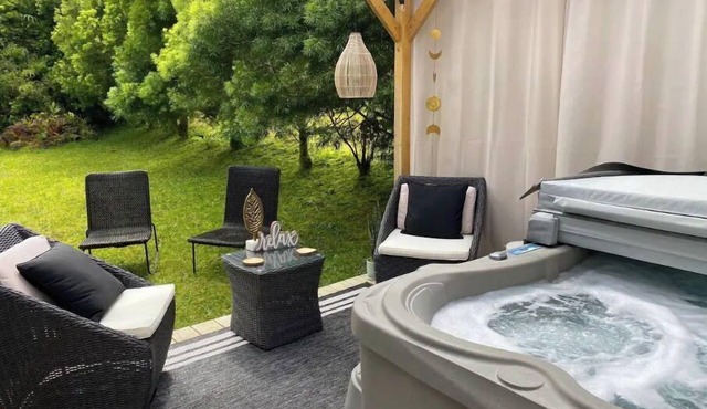 nHot tub in rainforest -Clean & Cozy, 5 min to Volcanoes Natl Park, coffee & Tea