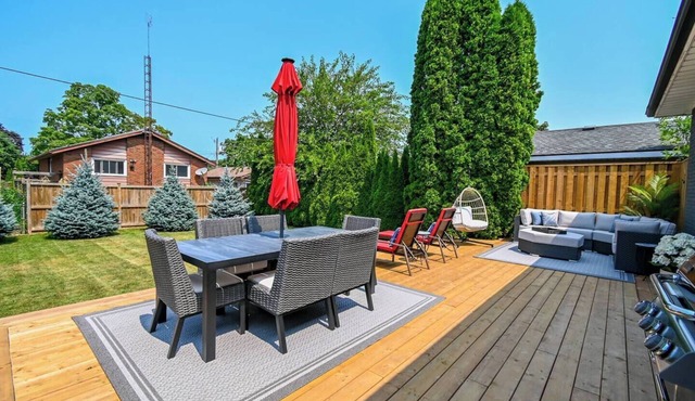 Niagara 3BR w/Huge Deck, King Suite, EV Charger & 5-Car Parking