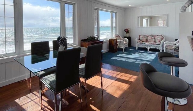 Niagara Dreamhouse on the lake with Private Beach! Family & Friends Vacation.