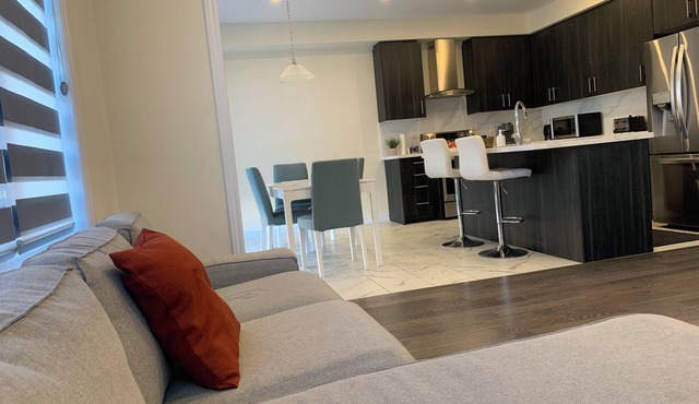 Niagara Falls Getaway Beautiful 4BR Family Home Free WiFi Smart TV Free Parking.