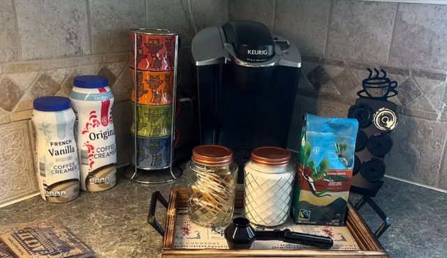 Niagara Falls is only 30minutes away.Airport 4 min away. Family & pet friendly!