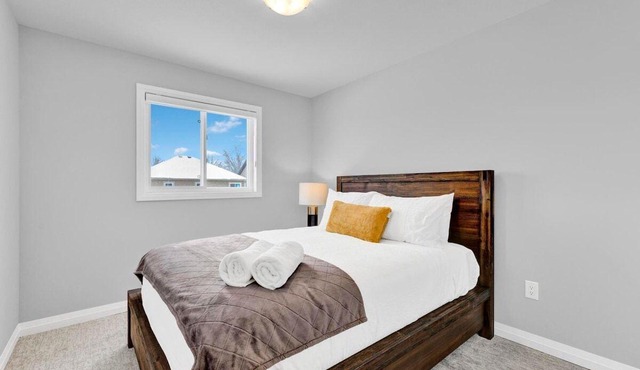 Niagara Falls Luxury Townhome! 3 Beds 3 Baths!