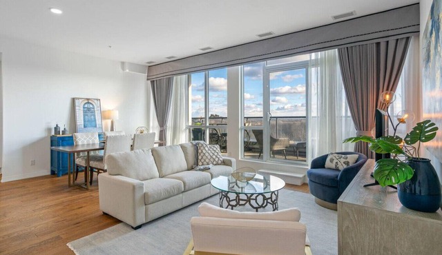 Niagara Falls Penthouse | Great Views | Gym | Luxe