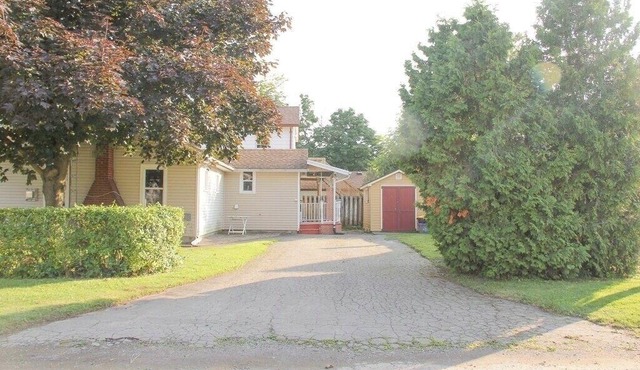Niagara Falls PRIVATE COTTAGE, close to all amenities.