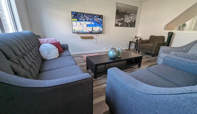 Niagara Getaway! 6 bedrooms , 4.5 baths. Up to 12 guests. Close to everything!