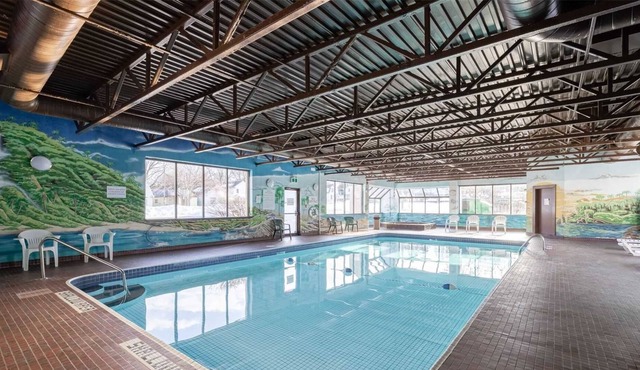 Niagara River Hotel with Pool - 5 Bedrooms Group