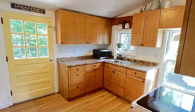 Niantic water escape! 2 bd aptmt, 2nd flr