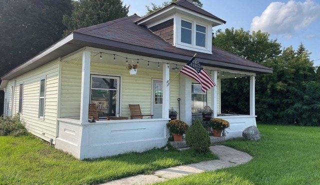 Nibi House - In Town 3BR Home w/Fire Pit, Large Driveway & Pet-Friendly