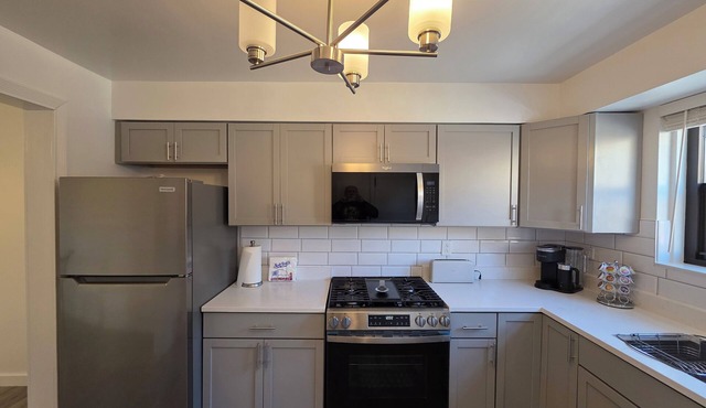Nice 1-bedroom apartment with AC in charming Skokie