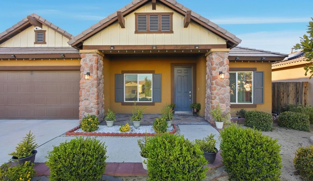Nice 1-bedroom in 4 bedroom- house with AC in welcoming Bakersfield