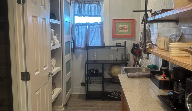 Nice 1-bedroom Unit 3, Purple Screen Door,nDowntown affordability just for two!