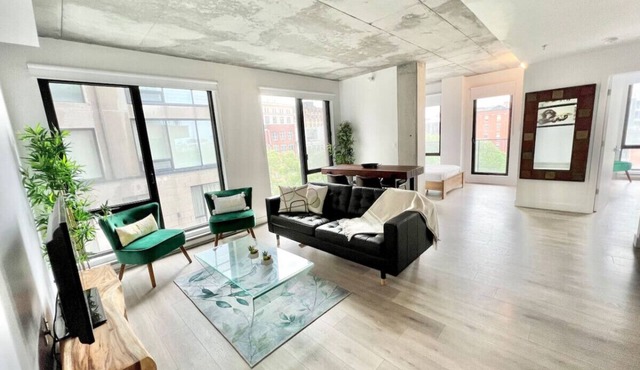 Nice 2-bedroom apt in Old Port, featuring stylish decor modern amenities and a fantastic location.