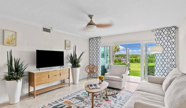 Nice 2-bedroom condo with AC in fabulous Naples with dock and pool ground floor!