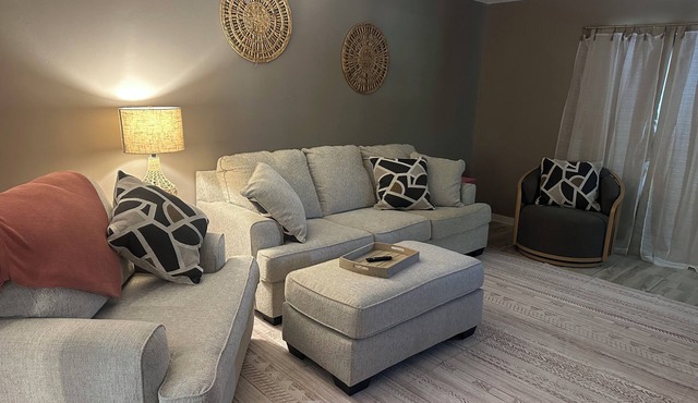 Nice 2-bedroom in charming Smithville near Lake. Onsite boat parking available.