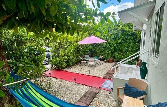 Nice 2 Twin bedroom - Best central location in Miami - Luggage storage, parking and Laundry for free!