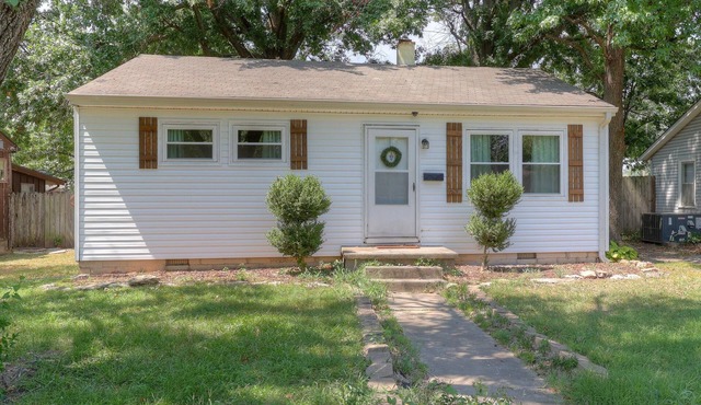 Nice 2bed for mid term. Close to Joplin hospitals. Utilities and wifi included.