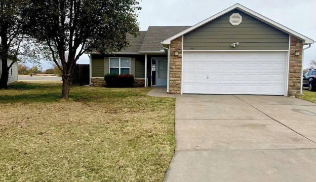 Nice 3 BDR 2 Bth house+Garage+Fenced backyard