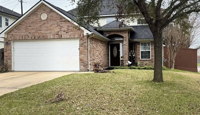 Nice 3-bdrm house in 77045 Can rent 1,2 or 3 rooms. Great for Med Center/rodeo.