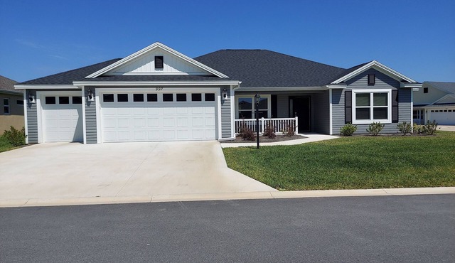 Nice 3 Bedroom, 2 Bath Home, Sleeps 6 w/golf cart