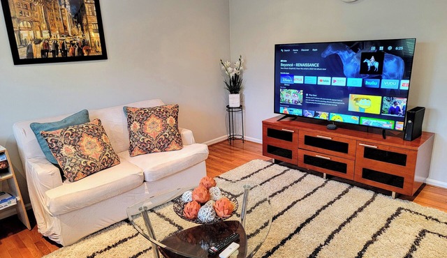 Nice 4-bedroom townhome with WiFi, Parking in charming Herndon