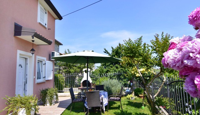 Nice accommodation in Đuba-Umag, near the sea, quiet area, air-conditioned, WiFi