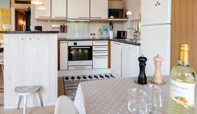 Nice and bright cottage with a kitchen that is partly open to the dining and living room.