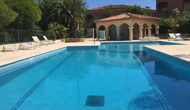 Nice and cosy apartment center ST TROPEZ, view of the gulf swimming pool parking