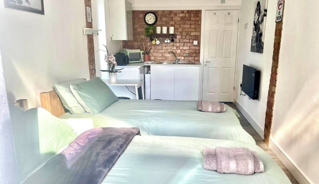 Nice and Cosy Large Studio Near Luton Airport!
