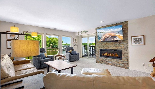 Nice and Easy - Lake of the Ozarks Getaway for 6 w/Resort Amenities