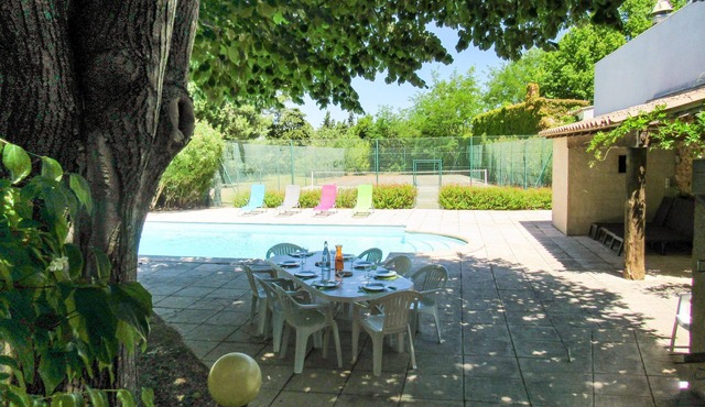 Nice and quiet house with private pool and tennis court in village