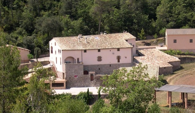 Nice and quiet house near Barcelona, pool and private barbecue.