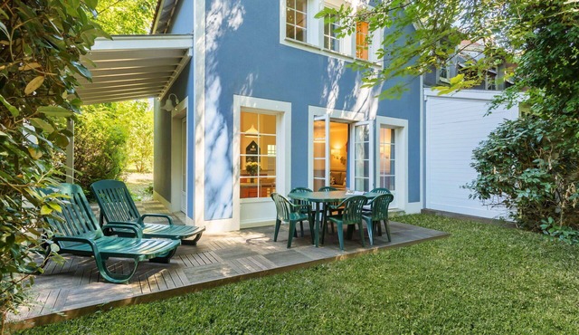 Nice apartment in villa for 6 people with WIFI, hot tub, pool, TV, terrace and parking