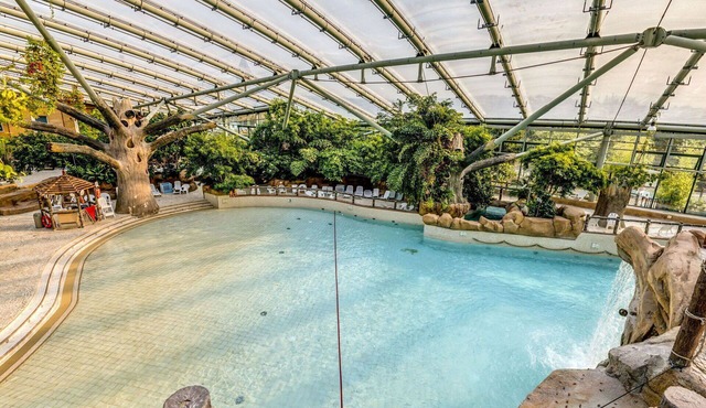 Nice apartment in villa for 6 guests with pool, WIFI, hot tub, TV, terrace and parking