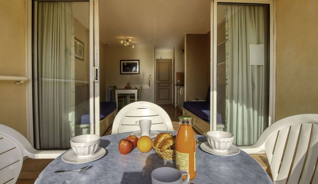 Nice apartment for 4 guests with pool, WIFI, TV, patio and pets allowed