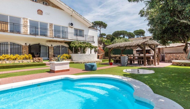 Nice apartment in villa for 6 guests with A/C, WIFI, private pool, TV, patio and parking