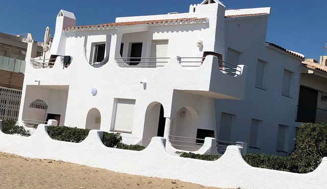 NICE APARTMENT IN FIRST LINE OF BEACH M4