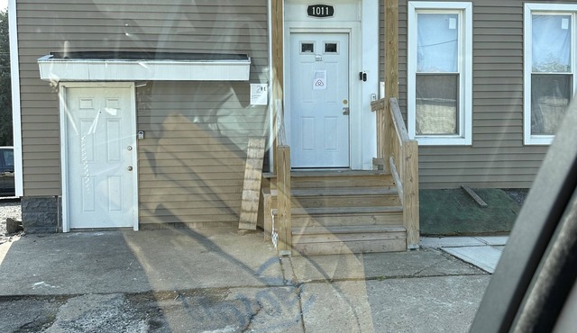 Nice Apartment Downtown UticanSecond floor located close night club Varick st