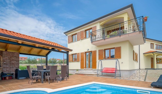 Nice apartment for 2 guests with pool, WIFI, A/C, TV, pets allowed and parking