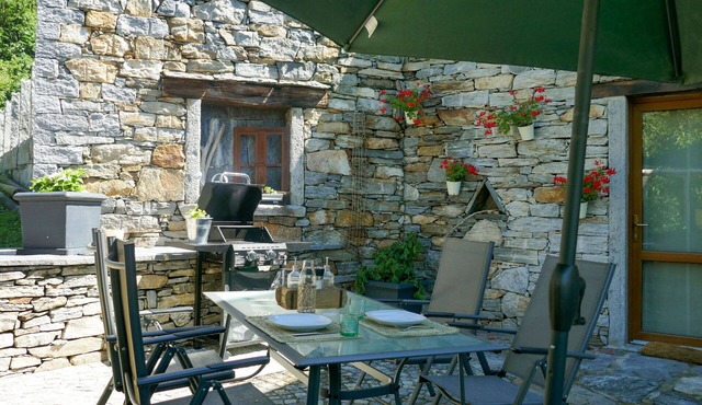 Nice apartment for 2 people with WIFI, TV and patio