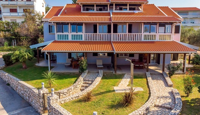 Nice apartment for 4 people with WIFI, A/C, pool, TV and patio