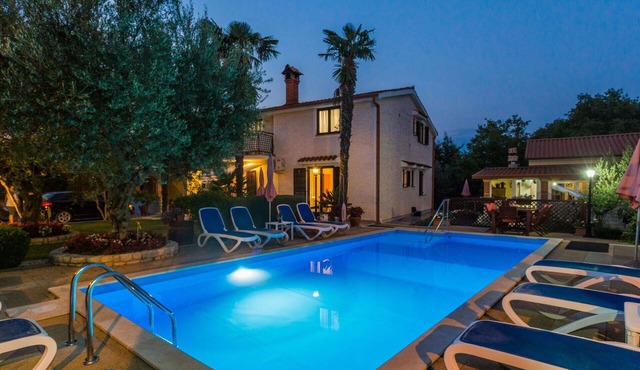 Nice apartment for 5 guests with WIFI, A/C, pool, TV, terrace and pets allowed