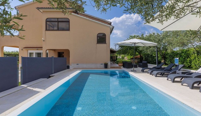 Nice apartment for 6 people with A/C, private pool, WIFI, TV and terrace