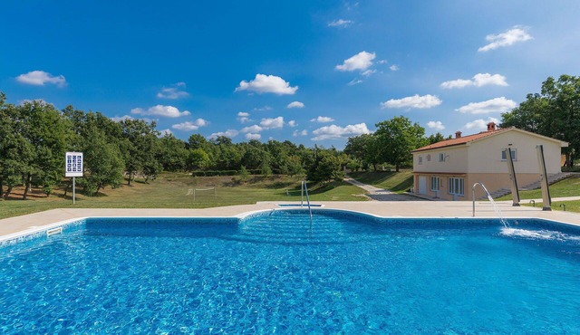 Nice apartment for 8 guests with A/C, pool, WIFI, TV and terrace