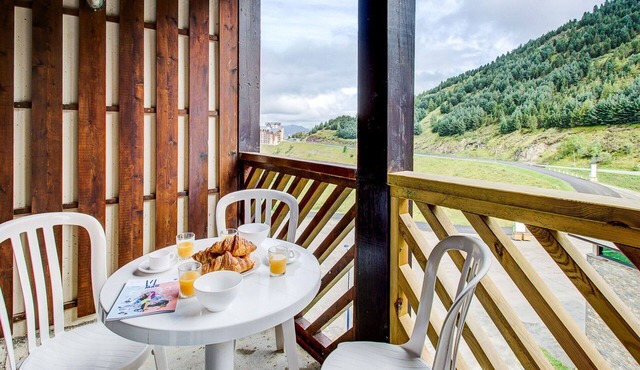 Nice apartment for 6 guests with WIFI, pool, TV, balcony and parking