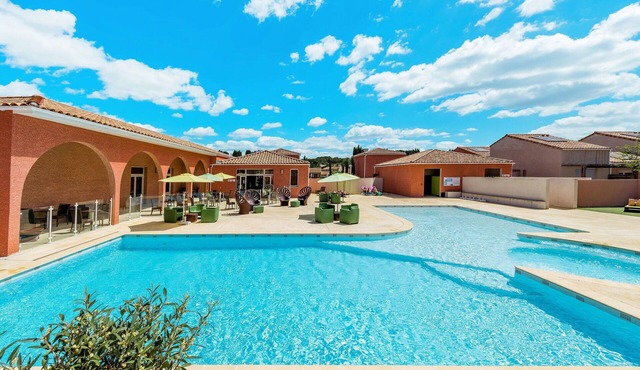 Nice apartment in villa for 4 people with WIFI, pool, TV, terrace, pets allowed and parking