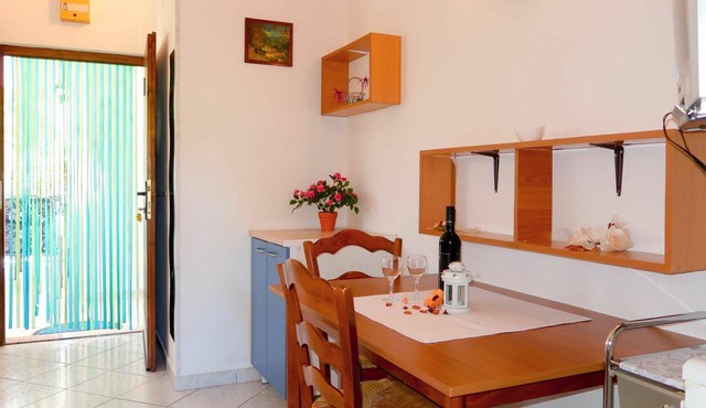 Nice apartment for 10 people with WIFI, A/C, pool, TV, patio, pets allowed and parking