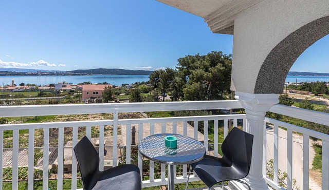 Nice apartment in Kastel Sucurac with WiFi