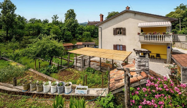 Nice apartment in Bresca with WiFi