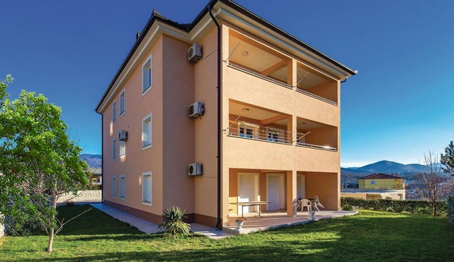 Nice apartment in Calvle with WiFi
