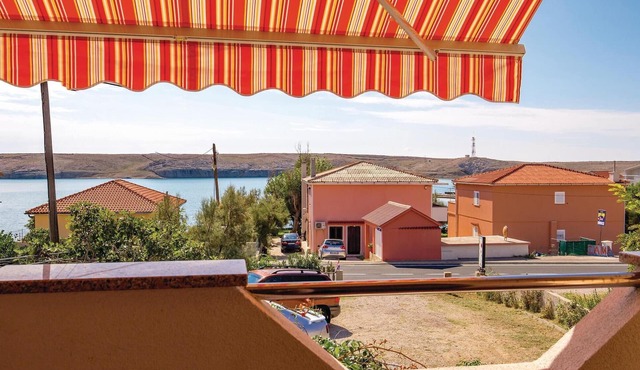 Nice apartment in Dinjiska with WiFi